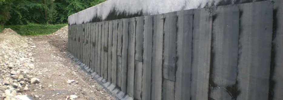Freigelegte Außenwand mit Abdichtung