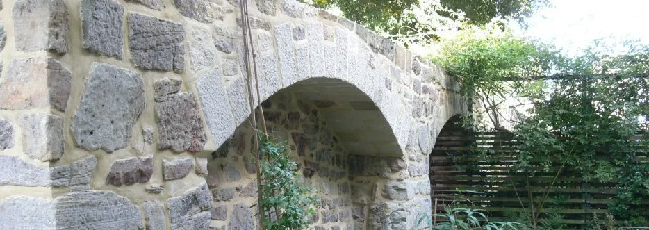 Instandgesetztes Gewölbe aus Bruchstein